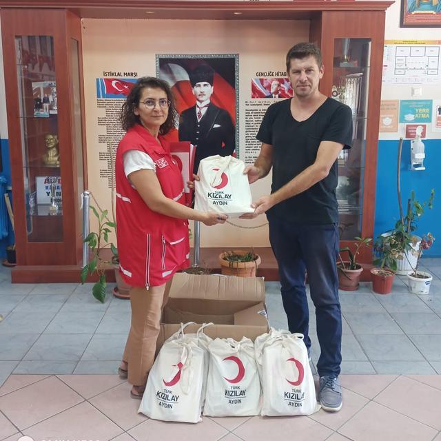 Aydın Kızılay’dan öğrencilere kırtasiye desteği