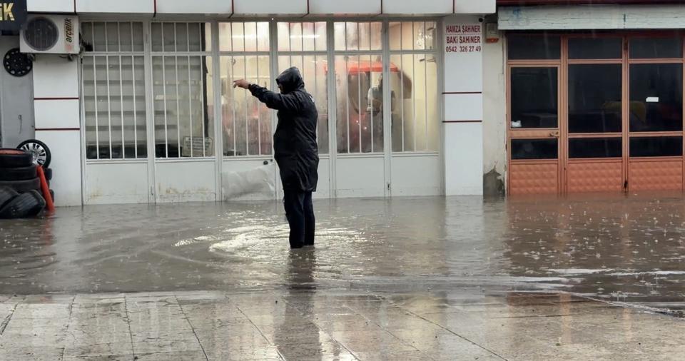 Sağanak vurdu, iş yerleri sular altında kaldı