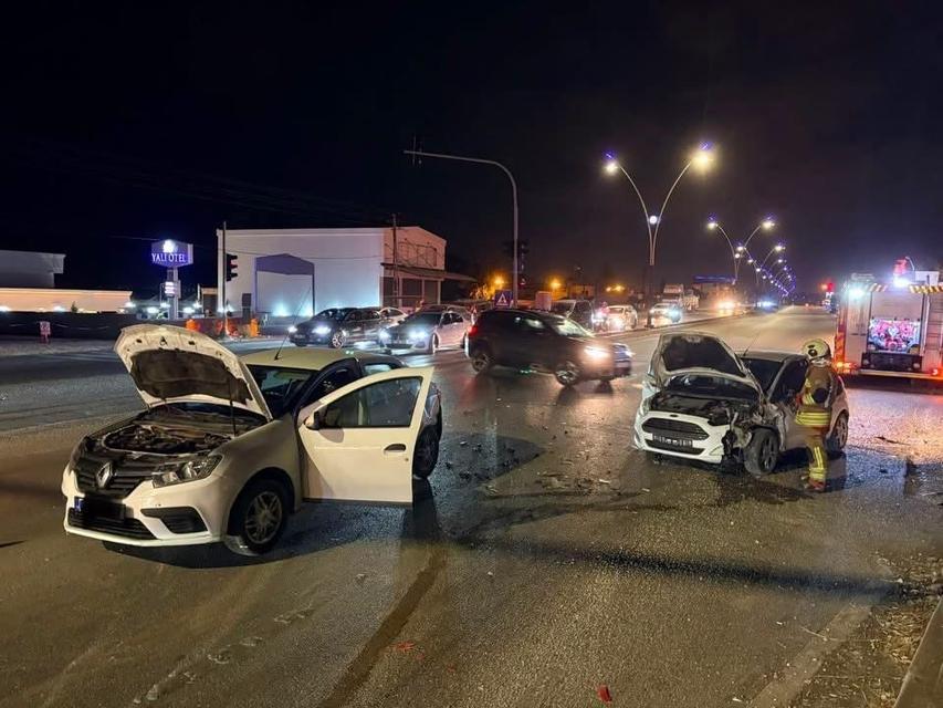 İki otomobil çarpıştı: 2 yaralı