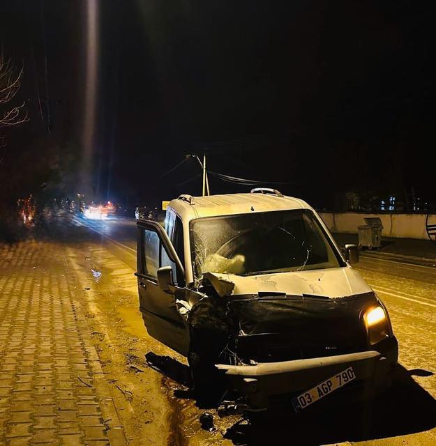 Hafif ticari araç traktörle çarpıştı, 2 kişi yaralandı