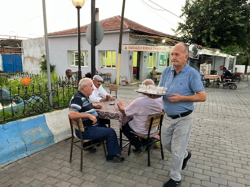 KAHVEHANE SAHİPLERİNİN REKABETİ MÜŞTERİYE YARADI AYDIN'IN BU MAHALLESİNDE ÇAYA 3 YILDIR ZAM YAPILMIYOR