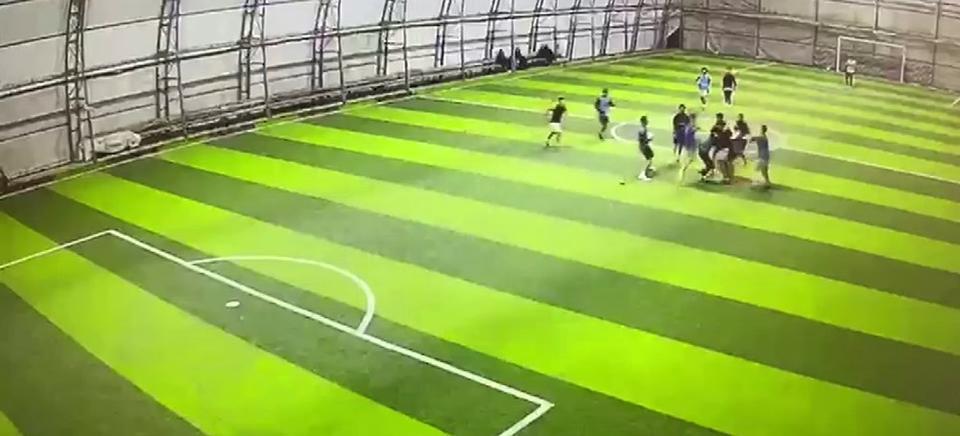 Halı sahada tekme tokatlı kavga