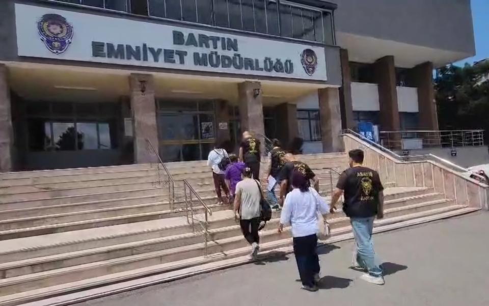 BARTIN VE MUĞLA'DA 29 ADRESE FUHUŞ BASKINI 9 KİŞİLİK FUHUŞ ÇETESİNİN ÇÖKERTİLDİĞİ OPERASYONDA FUHUŞA ZORLANAN 11 KADIN KURTARILDI