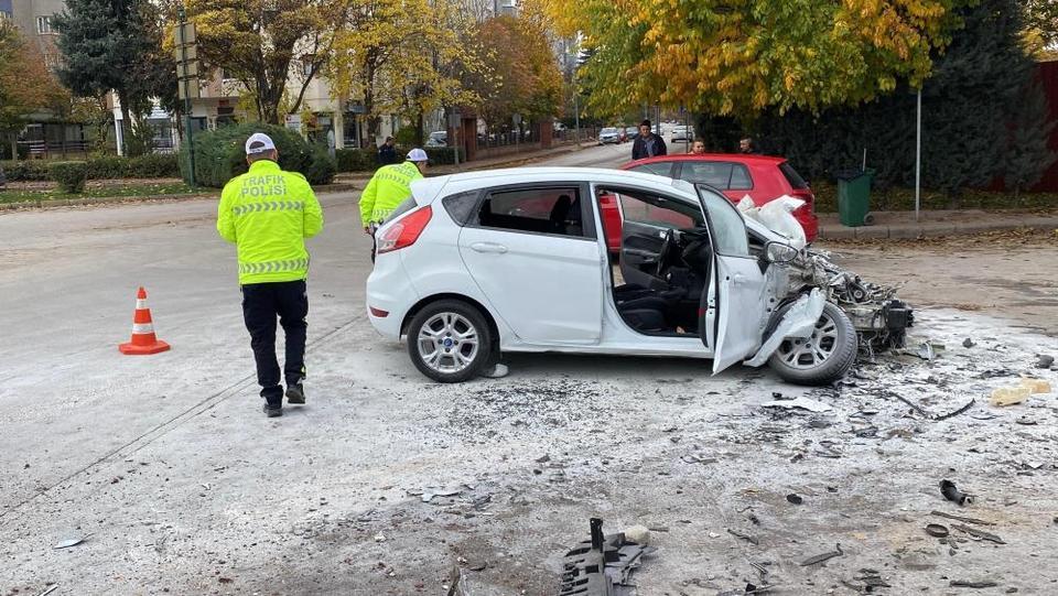 Kamyona yandan çarpan aracın 70 yaşındaki sürücüsü hayatını kaybetti