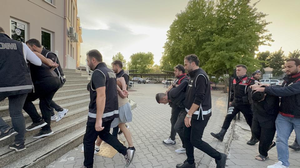 Polise ateş açan şüpheliler adliyeye sevk edildi