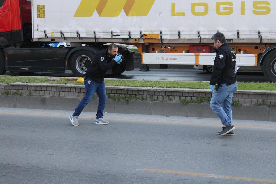 YOLUN KARŞISINA GEÇMEK İSTERKEN OTOMOBİLİN ÇARPTIĞI KADIN HAYATINI KAYBETTİ