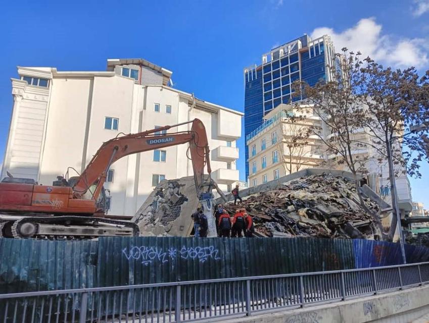 Yıkım çalışması gerçekleştiren binada çökme meydana geldi