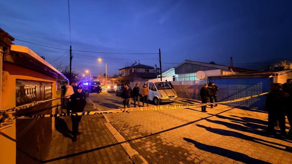 Bir evde baba ve oğlu silahla vurulmuş halde ölü bulundu