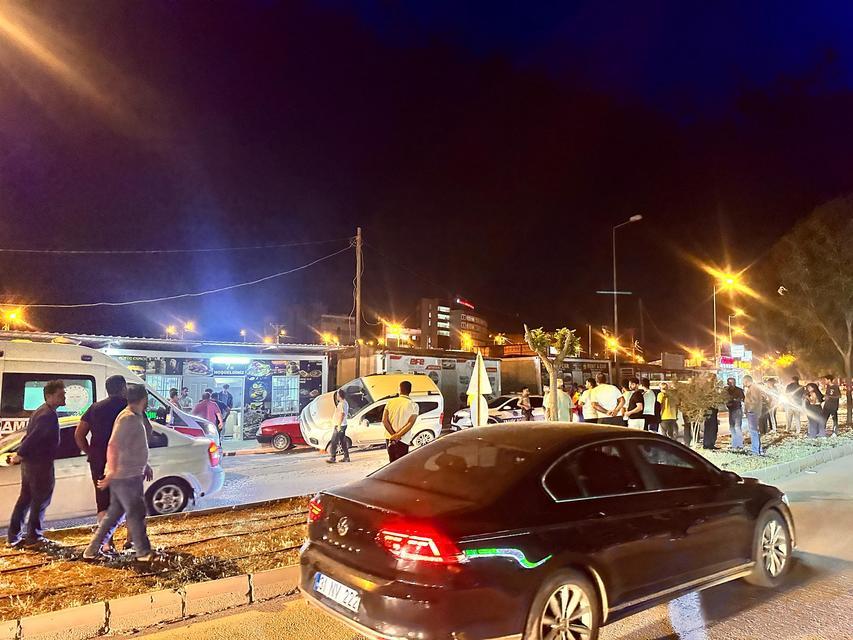 Hafif ticari araç otomobilin üzerine çıktı