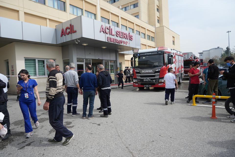 AÜ TIP FAKÜLTESİ HASTANESİNDE KORKUTAN YANGIN: HASTALAR TAHLİYE EDİLDİ, CAN KAYBI YOK REKTÖR PROF. DR. ÖZLENEN ÖZKAN: "İÇERİDE HASTA YA DA PERSONEL KALMADI, TAHLİYE TAMAMLANDI"