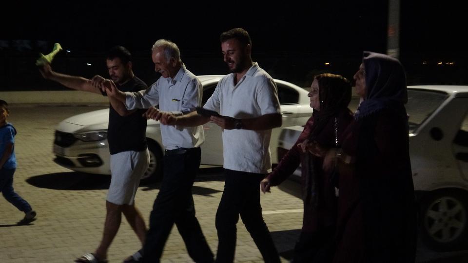 Cezaevi önünde halay çekip yakınlarını beklediler