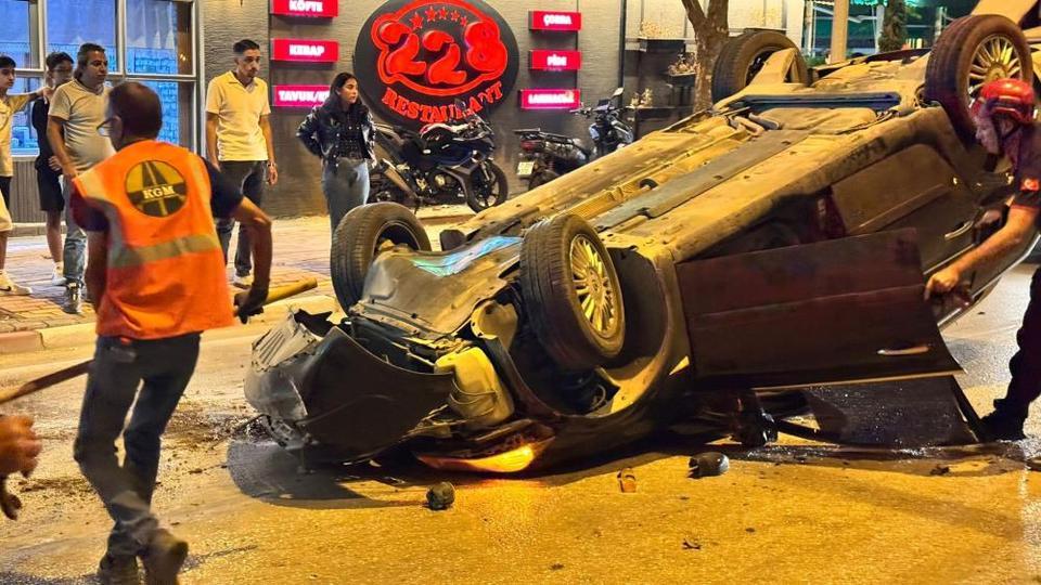 Orta refüje çarpan otomobil takla attı: 1 yaralı