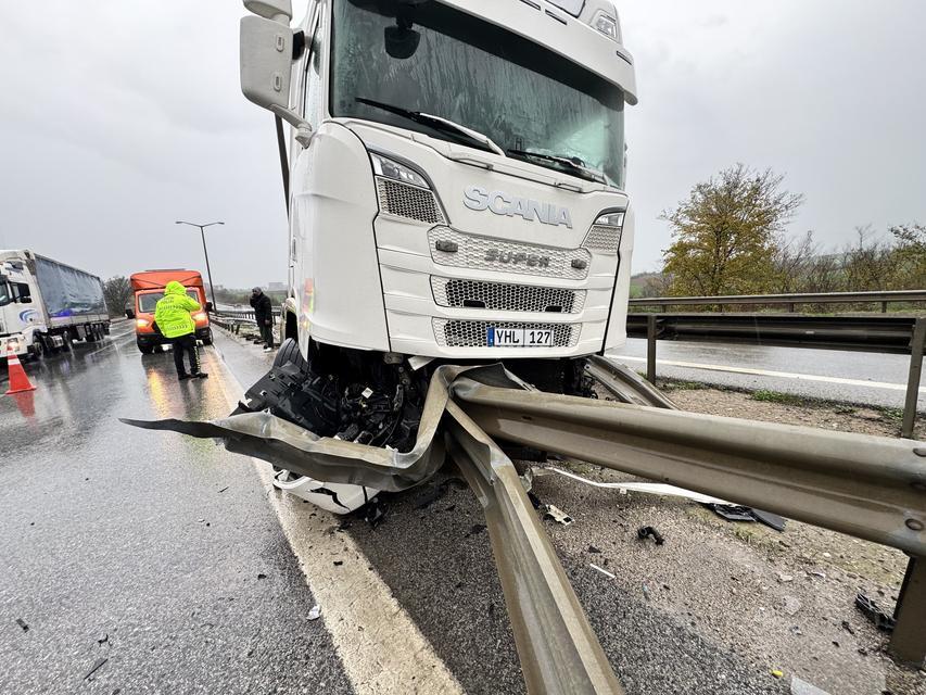 TIR BARİYERE SAPLANDI