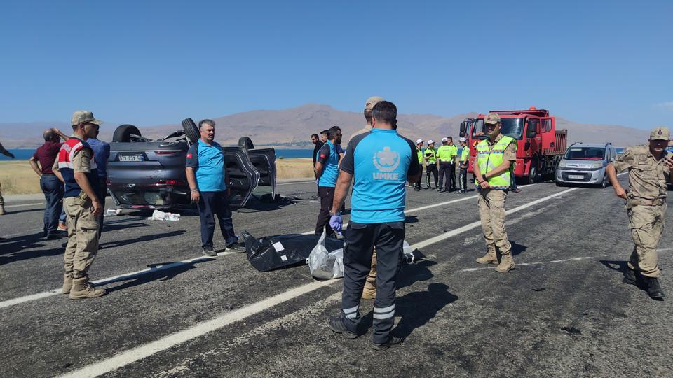VAN'DA FECİ KAZA: 2 ÖLÜ, 4 YARALI