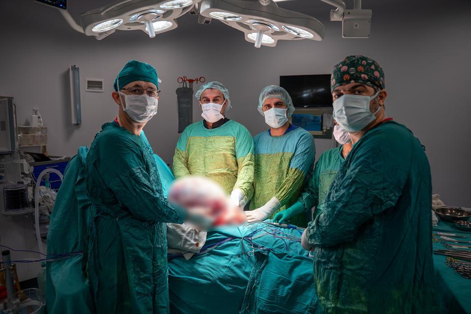 Karın ağrısı ve şişkinlikle başvurdu 15 kilogramlık kitle çıkarıldı