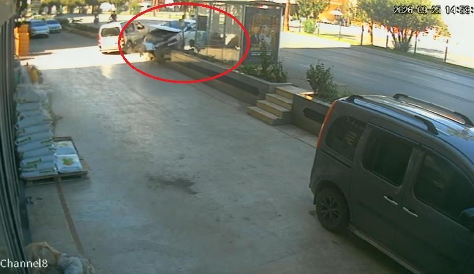 Otomobil önce yayaya çarptı ardından otobüs durağına daldı: 3 yaralı