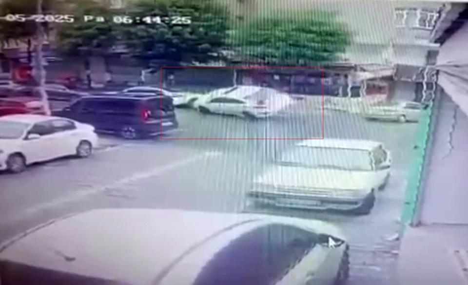 ESENYURT'TA DİREKSİYON HAKİMİYETİNİ KAYBEDEN SÜRÜCÜ PARK HALİNDEKİ 2 OTOMOBİLİN ÜZERİNE ÇIKTI YAŞANAN KAZANIN O ANLARI GÜVENLİK KAMERASINA YANSIDI
