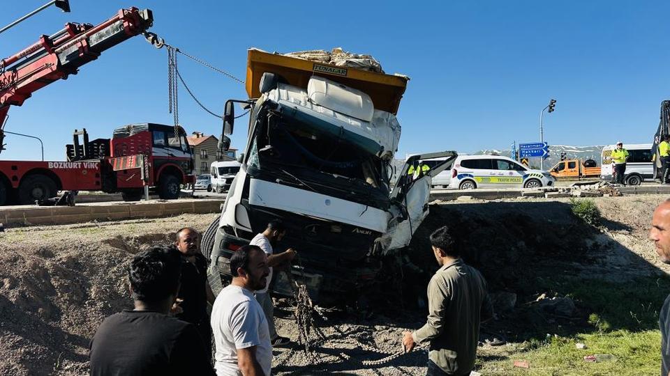 Yolcu minibüsü ile kamyon çarpıştı: 2 ölü, 3 yaralı