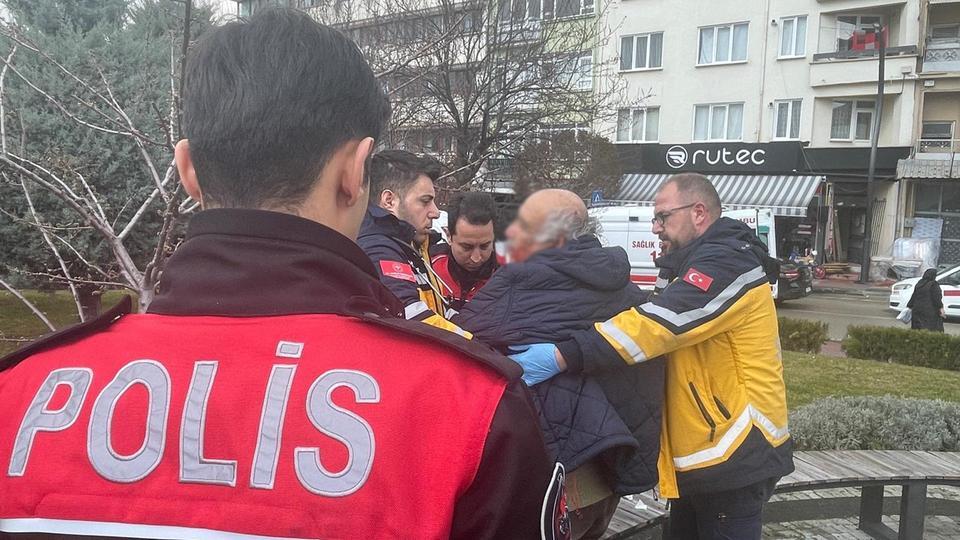 Bankta oturan erkeğe sözlü tacizde bulunduğu iddia edilen yaşlı adam darp edildi