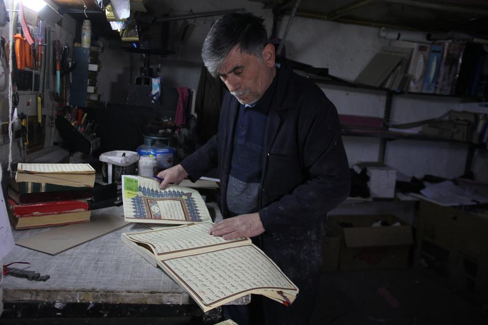 Aşınmış kitaplara 45 yıldır hayat veriyor