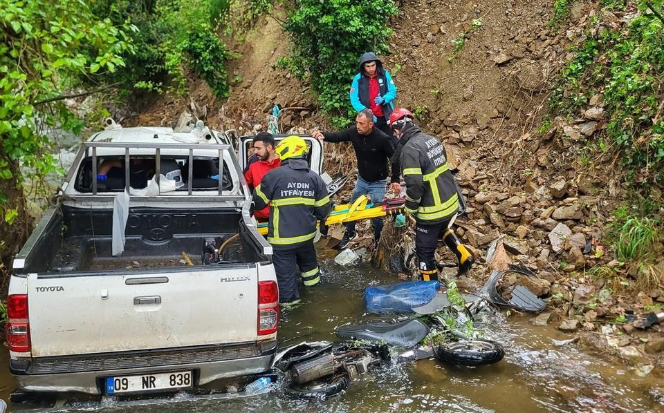 Aydın’da korku dolu anlar: Kamyonet dere yatağına düştü