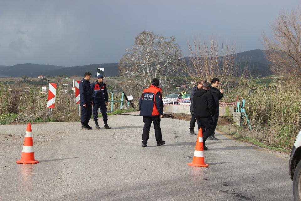 MANİSA'DA KÖPRÜ YIKILDI, DERE YATAKLARINDA HEYELAN OLDU MANİSA'DA ETKİLİ OLAN SAĞANAK YAĞIŞLAR SONRASI İKİ MAHALLE ARASINDA ULAŞIMI SAĞLAYAN KÖPRÜ YIKILDI TARİHİ ÇAYBAŞI DERESİNDE DE TOPRAK KAYMASI YAŞANIRKEN, BELEDİYE EKİPLERİ TEDBİR ALDI