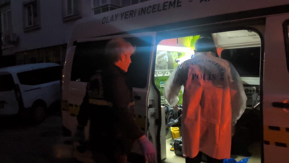 EVİNDE ÖLÜ OLARAK BULUNAN 7 AYLIK HAMİLE HEMŞİRE İÇİN GÖZYAŞLARI SEL OLDU GÖREV YAPTIĞI HASTANEDE DÜZENLENEN TÖRENLE SON YOLCULUĞUNA UĞURLANDI
