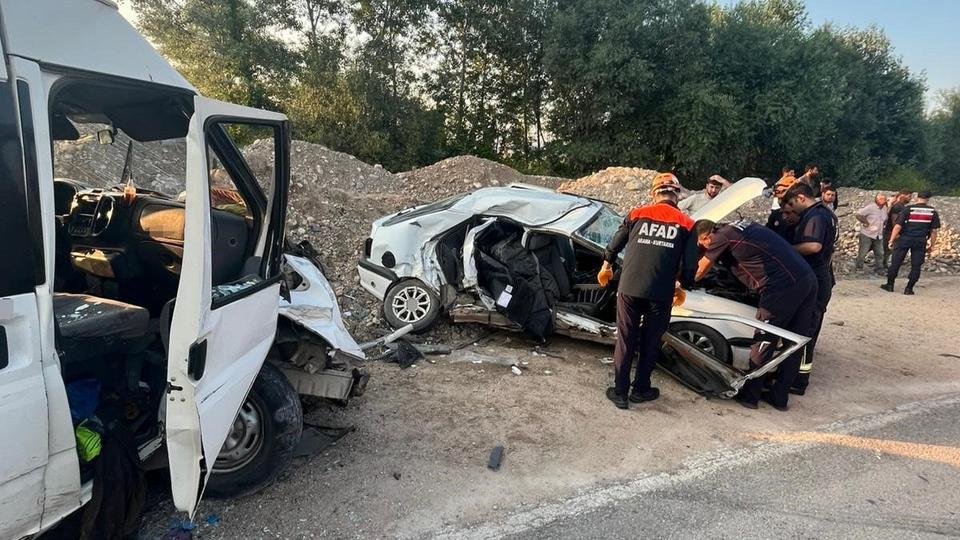 Otomobil ile minibüs çarpıştı: 1 ölü, 3 yaralı