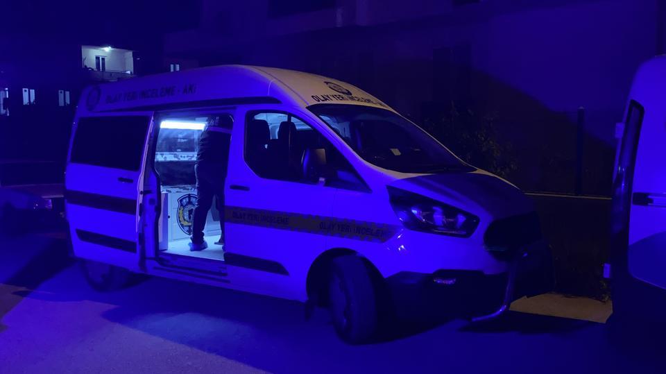 KAPI ÖNÜNDEKİ KAVGA CİNAYETLE SONUÇLANDI: TARTIŞTIĞI KADINI BIÇAKLAYARAK ÖLDÜRDÜ EVİNE GİDİP TARTIŞTIĞI KADINI BIÇAKLAYARAK ÖLDÜREN GENÇ KIZ VE ARKADAŞI GÖZALTINA ALINDI