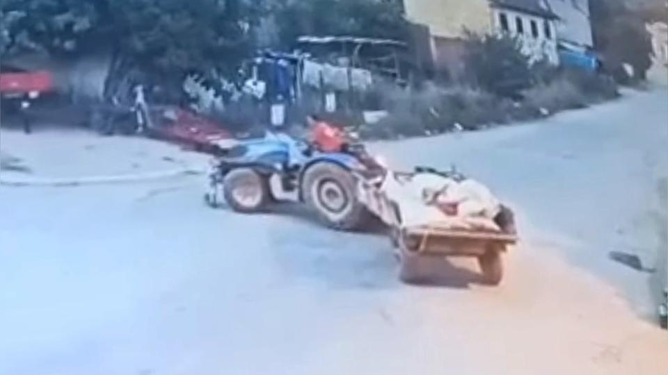 Traktörün altında kalan çocuğun görüntüleri ortaya çıktı