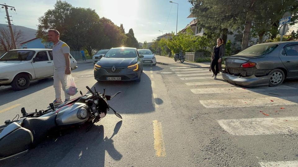 Araçlar birbirine girdi: Yaralılar var