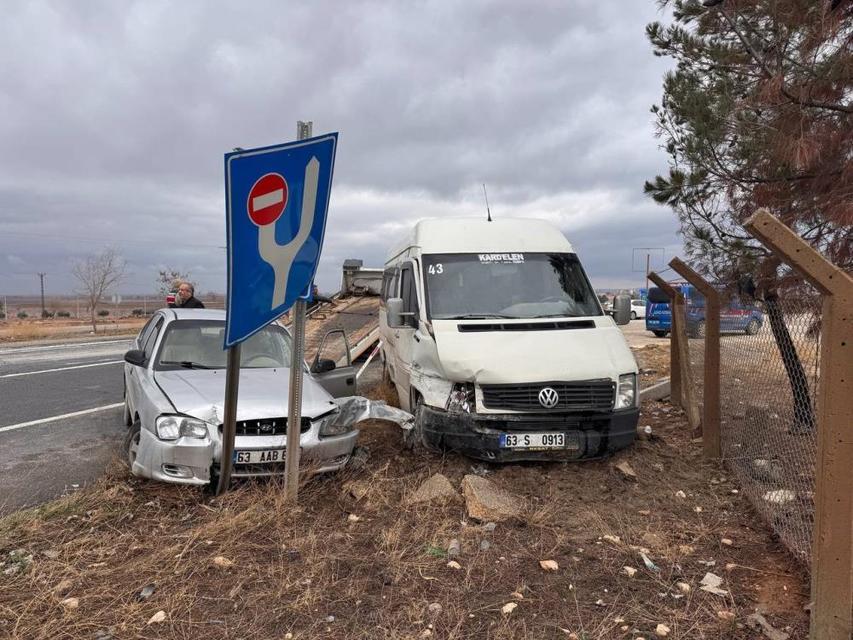 Otomobil ile minibüs çarpıştı: 7 yaralı