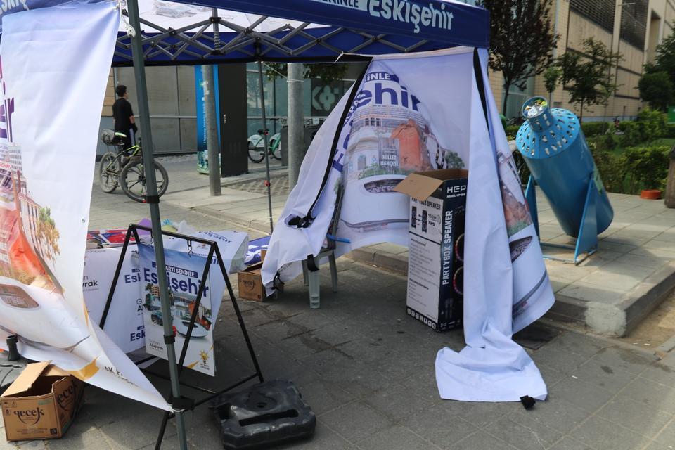 ESKİŞEHİR'DE AK PARTİ STANDINA SALDIRI