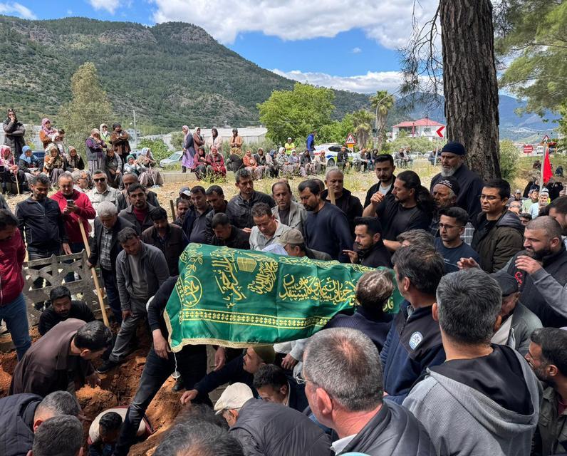 Azra ile Ömer gözyaşları arasında toprağa verildi