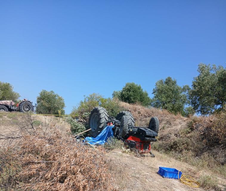 Devrilen traktörün altında can verdi