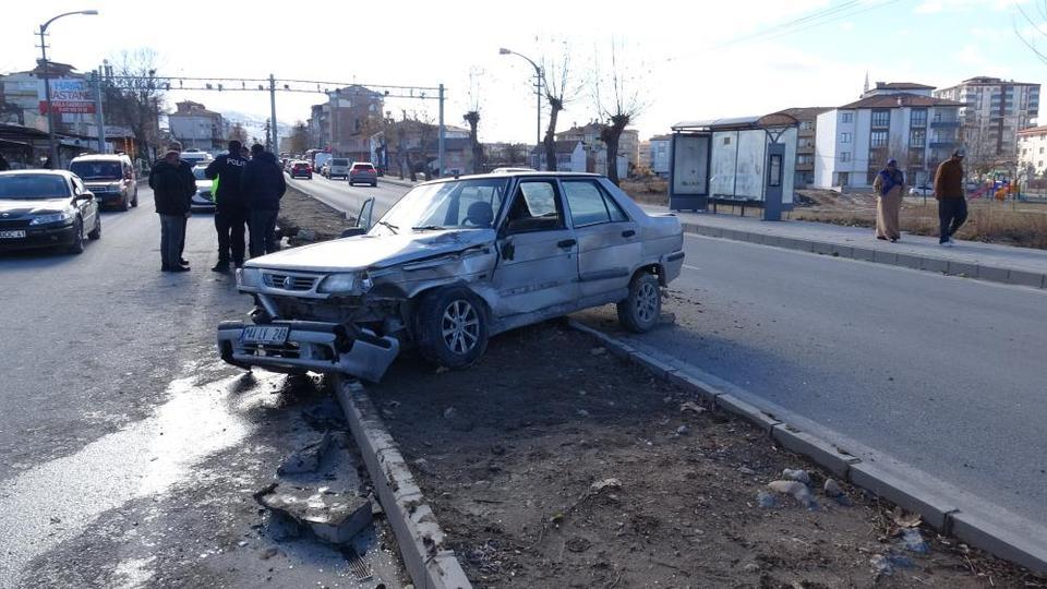 Temizlik aracı ile çarpışan araç refüje çıktı