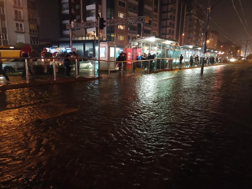 Ev ve iş yerleri su altında kaldı