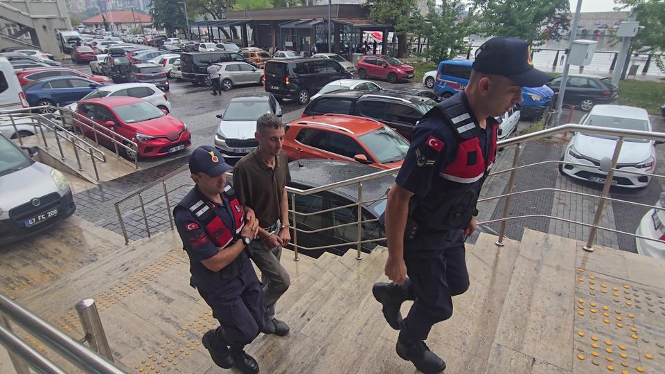 KIZLARINI ZİNCİRE BAĞLAYAN ANNE VE BABA TUTUKLANDI: 4 ÇOCUK KORUMA ALTINA ALINDI