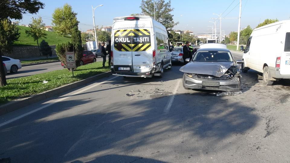 Altı araç birbirine girdi