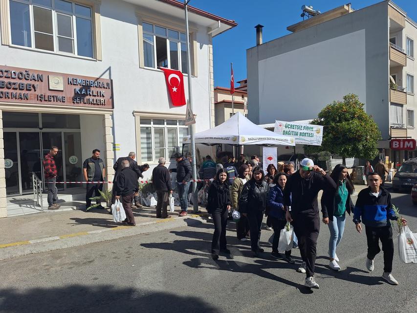 BOZDOĞAN'DA ORMAN HAFTASI'NDA FİDAN DAĞITIMI GERÇEKLEŞTİRİLDİ