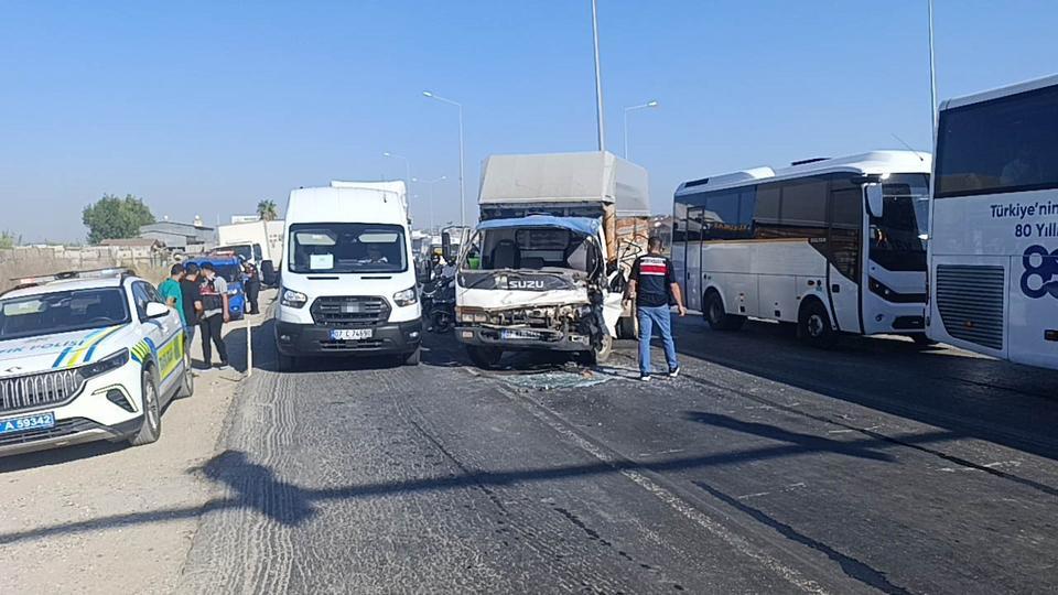 Kamyon, kamyona arkadan çarptı, uzun araç kuyruğu oluştu