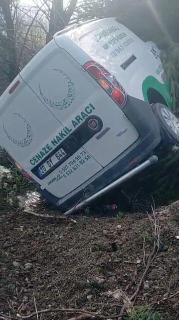 Cenaze nakil aracı şarampole uçtu