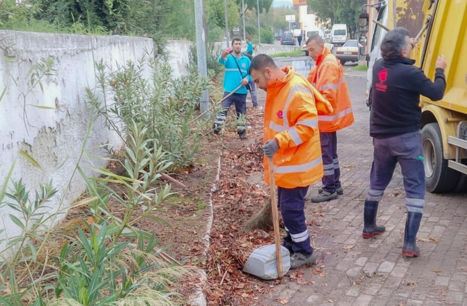 Efeler'in ekiplerinden Gıda Çarşısı'nda temizlik