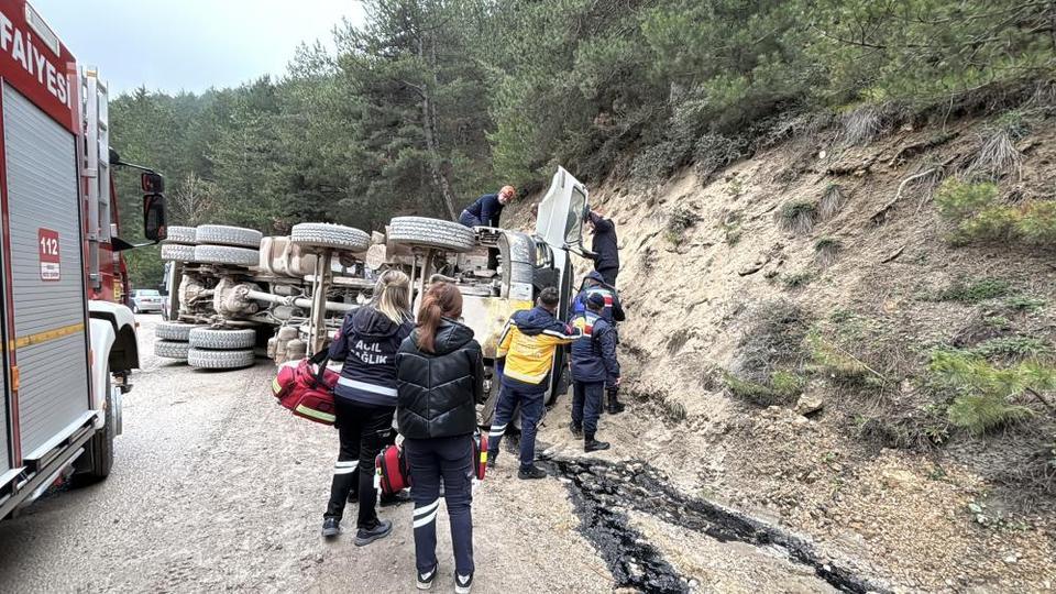 Virajı alamayan hafriyat kamyonu devrildi: 1 ölü
