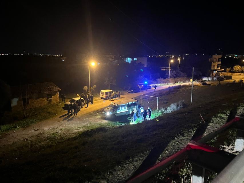 İNCİRLİOVA'DA OTOMOBİL İLE MOTOSİKLET ÇARPIŞTI; 1 ÖLÜ OTOBAN ÜST GEÇİT KÖPRÜSÜNDEN AŞAĞIYA DÜŞEN MOTOSİKLET SÜRÜCÜSÜ FECİ ŞEKİLDE HAYATINI KAYBETTİ