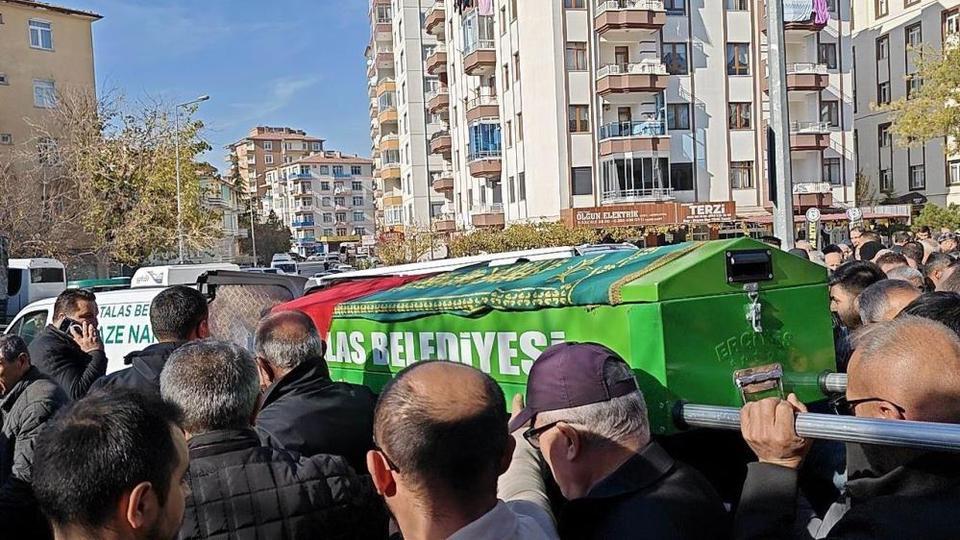 İki çocuk annesi, sokak ortasında tüfekle öldürüldü