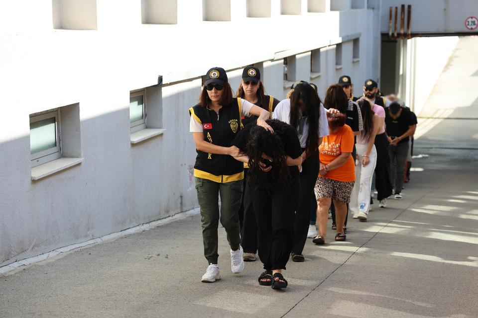 ADANA MERKEZLİ FUHUŞ OPERASYONU: 17 TUTUKLAMA FUHUŞ OPERASYONUNDAKİ ŞÜPHELİLERİN BANKA HESAPLARINDA 210 MİLYON LİRALIK PARA HAREKETLİLİĞİ ORTAYA ÇIKTI