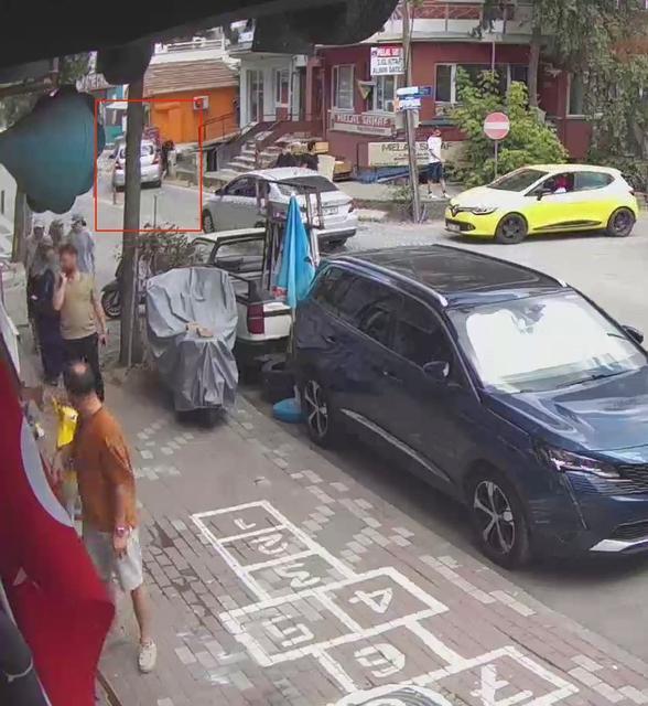 Kaldırıma çıkan otomobil yayalara çarptı: 2 yaralı