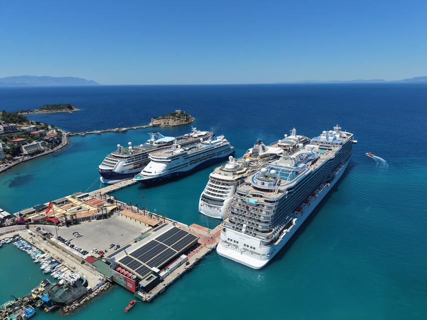 Kuşadası’na 4 kruvaziyer ile 9 bin turist geldi
