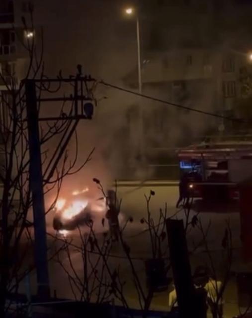 Hafif ticari araç yanarak kül oldu